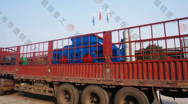 兩台2PGY1810對輥製砂機裝車發（fā）往福建泉州